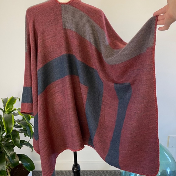 **SOLD** BNWOT Dakota shawl blanket wrap - OS - Picture 9 of 12